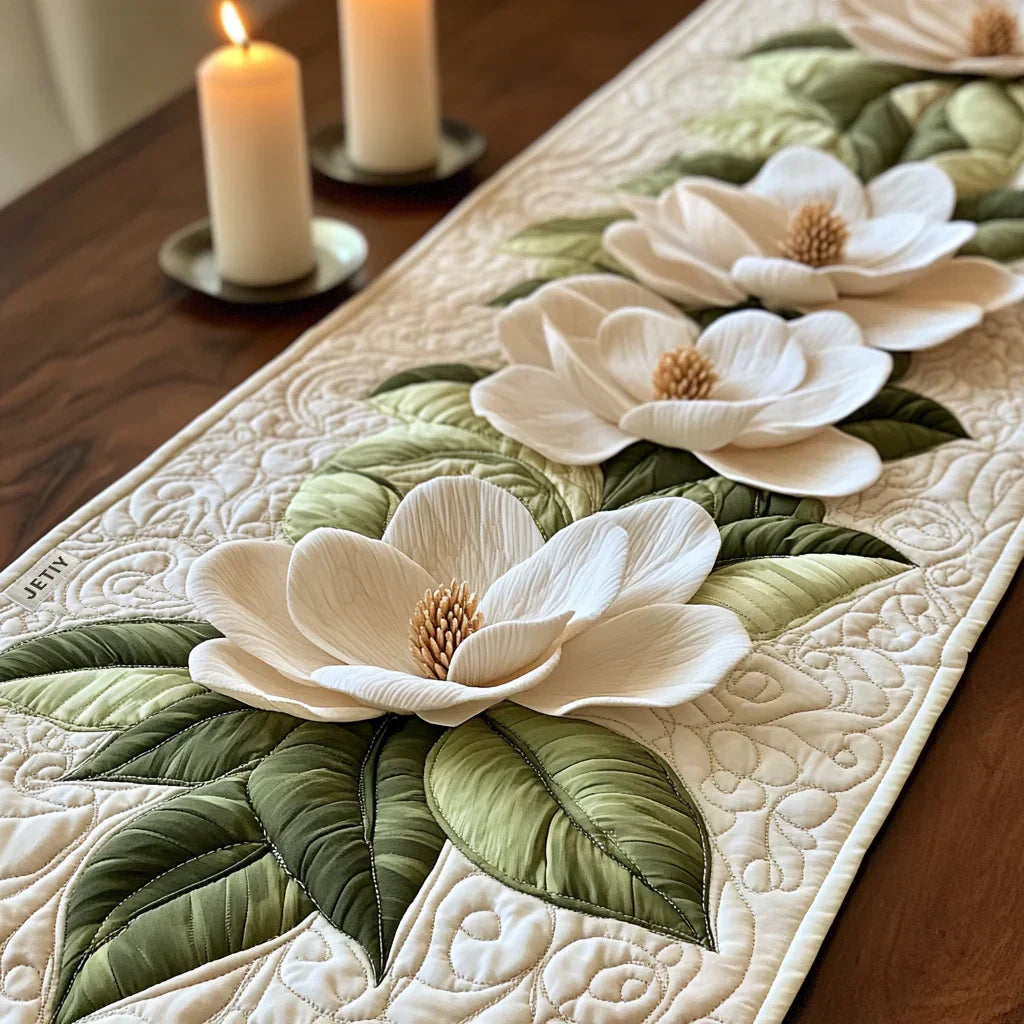 Kviltad Bordslöpare – Floral Elegance