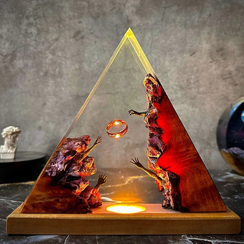 Triangulär Resinlampa — Gyllene Ring