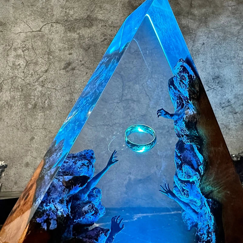 Triangulär Resinlampa — Gyllene Ring