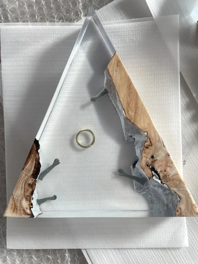 Triangulär Resinlampa — Gyllene Ring